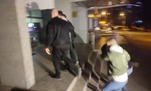 Slučaj “mercedes”: Osumnjičeni za krađu “bijesne mašine” sprovedeni u banjalučko tužilaštvo VIDEO, FOTO