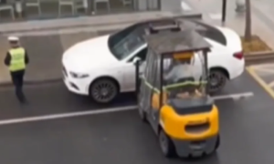 Bahatost “na naplati”: Viljuškarem podigli nepropisno parkiranog mercedesa VIDEO