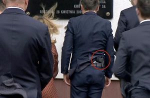 Vjetar otkrio pištolj za pojasom ministra VIDEO