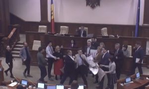 Mijenja se državni jezik Moldavije: Nastao haos u parlamentu, poslanici blokirali govornicu VIDEO