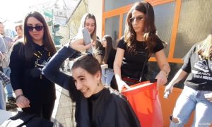 Humani školarci: Masovno se šišali i donirali kosu za izradu perika oboljelim od karcinoma