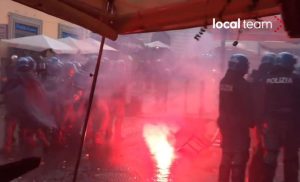 Haos u Napulju: Navijači Ajntrahta napali policiju i palili vozila VIDEO