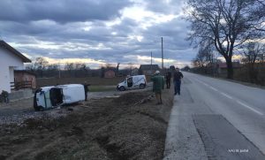 Teška nasreća na putu Laktaši-Srbac: Pijan sletio u dvorište porodične kuće, “pežo” uništen FOTO