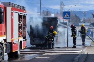 Vatra buknula u toku vožnje: Zapalio se autobus gradskog prevoza
