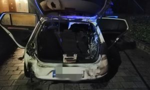 Banjalučanin zapalio auto pa se nagutao dima: Policija ga uhapsila i odvela u bolnicu