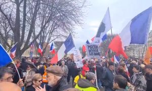 Miting u Parizu: Okupljeni protiv slanja oružja Ukrajini – “Idemo uskoro iz NATO” VIDEO