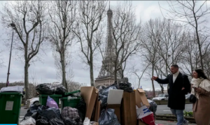 Sakupljači otpada štrajkuju: Hiljade tona smeća nagomilalo se na ulicama Pariza