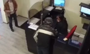 Kamere snimile pljačku kladionice: Ljubazni lopov se zahvalio radnici kada je uzeo novac VIDEO