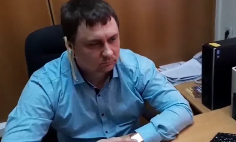 Nije se proslavio! Političar slušao govor lidera Rusije sa špagetama na ušima VIDEO