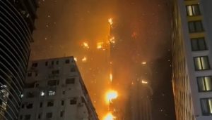 Gusti crni dim vinuo se u nebo! Požar u neboderu, evakuisano oko 130 ljudi VIDEO