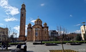 Vladika Jefrem služiće ponoćnu vaskršnju liturgiju: Iznošenje plaštanice u Hramu Svete Trojice