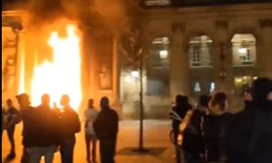 Protesti u Francuskoj izmakli kontroli: Zapaljena Gradska skupština Bordoa VIDEO