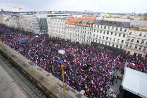 Hiljade ljudi u Češkoj tražile ostavku vlade i obustavu vojne pomoći Ukrajini