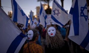 Protesti u Izraelu ne jenjavaju: Demonstranti se vezali za kapiju Kneseta VIDEO