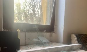 Incident u Banjaluci: Razbijeni prozori na prostorijama udruženja i ukradena zastava duginih boja