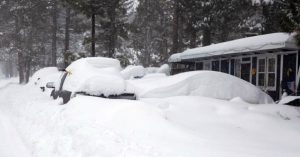 Proglašeno vanredno stanje: Snijeg zatrpao Kaliforniju, spasilačke ekipe na terenu