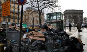 Grad zatrpan vrećama: Štrajk čistača, na ulicama Pariza više od 10.000 tona smeća