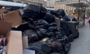 Turisti se slikaju pored planina smeća u Parizu: “Slalom” preskakanja i zaobilaženja kesa VIDEO
