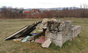 Uništen spomenik srpskim žrtvama u Garavicama: Nadležni da istraže ovaj vandalski čin