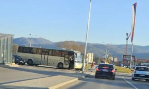 Nezgoda u Banjaluci: Sudarili se auto i autobus u kružnom toku