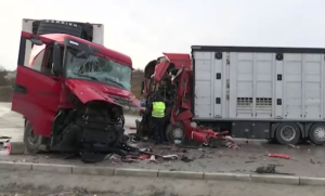 Težak sudar kamiona “alarmirao” nadležne službe: Vatrogasci sjekli kabine da izvuku povrijeđene