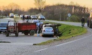 Nesvakidašnja nesreća: Traktor se prevrnuo sa puta i pao na auto