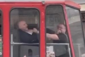Brutalan okršaj u tramvaju: Muškarci se udarali pesnicama, putnici ih jedva razdvojili