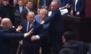 Kao u ringu: Opšta tuča u gruzijskom parlamentu VIDEO