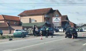 Teška saobraćajka: Vozila smrskana, dijelovi automobila rasuti po putu