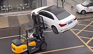 Nepropisno parkiran Mercedes odnijeli viljuškarom VIDEO