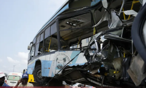 Stravična nesreća: Voz naletio na autobus, najmanje šest osoba poginulo