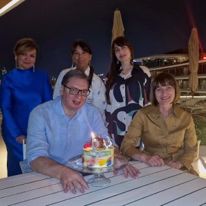 Iznenađenje za Vučića u Kataru: Dobio tortu za 53. rođendan – “Hvala što su tu već 10 godina”