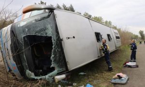 Vatrogasci izvlače povrijeđene: Težak udes srpskog autobusa u Mađarskoj