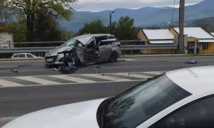 Sudar automobila i kamiona: Vatrogasci sjekli vozilo