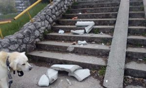 Vandalizam u Banjaluci: Uništena betonska kanta za smeće kod mosta Venecija