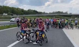 Palo 60 biciklista: Prekinuta biciklistička trka Beograd – Banjaluka VIDEO