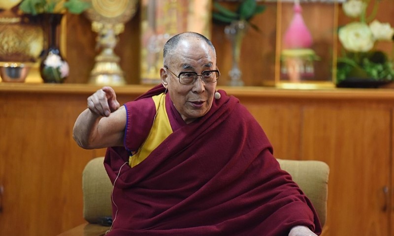 Budistički lider se izvinio: Dalaj Lama poljubio dječaka u usta i tražio da mu posisa jezik VIDEO