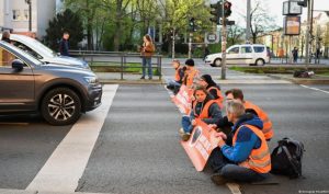 Izazvali bijes vozača: Demonstranti se zalijepili za saobraćajnice