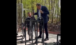 Dodik u Slatini: U toku šetnje isprobao i sprave za vježbanje VIDEO
