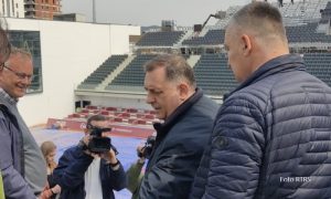 Dodik na centralnom terenu “Srpska Open-a”: Radnicima dao “za piće”