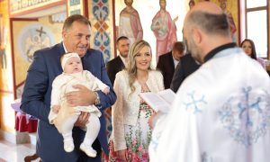Predsjednik Srpske srećan i ponosan: Krstio djevojčicu Mariju FOTO