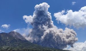 Prašina prekrila gradove i sela: Vulkan Ebeko izbacio pepeo tri kilometra u visinu