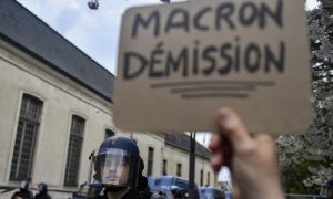 Francuzi bijesni: Makron dočekan transparentima i pogrdnim povicima