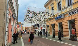 Proljećno ukrašavanje Gospodske ulice: “Viseće” cvijeće dočekuje Banjalučane VIDEO