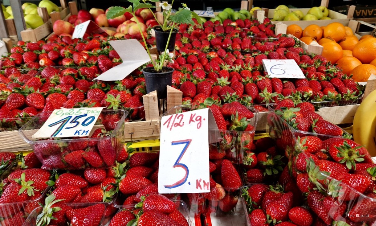 Cijene “lete u nebo”: Sezonsko voće za sve više građana postaje čisti luksuz
