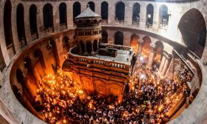 Vjernici u Crkvi Groba Gospodnjeg: Sveti oganj zapaljen u Jerusalimu VIDEO