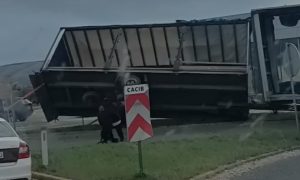 Kamion prevrnut na magistrali: Snažni udari vjetra uzrokuju probleme VIDEO