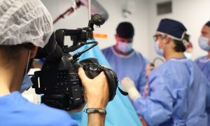Netflix snimao! Španski torakalni hirurg izveo složene operacije na UKC-u u Banjaluci