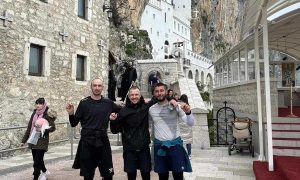 Milan, Siniša i Damjan srećno stigli na Ostrog: Pomoliće se za najdraže i sugrađanku Dariju Karanović