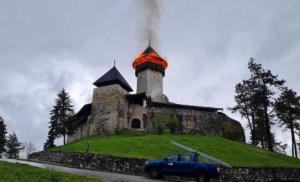 Vatra ogromna, brojne snage na terenu: Požar na tvrđavi u BiH, vatra zahvatila kulu